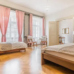 Bright & Spacious At Mala Strana, Charles Bridge 3 Min Of Walk Praha